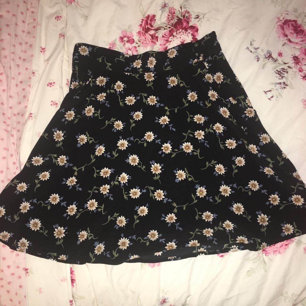 Vintage floral skirt with pockets!